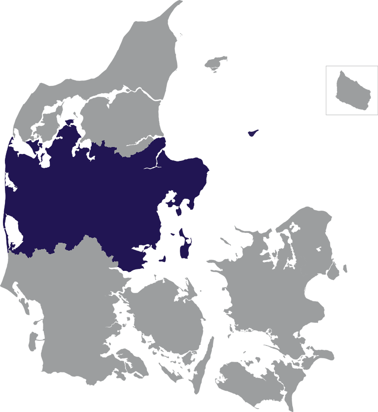 Landkaart Denemarken grijs met regio Midden-Jutland donkerblauw op transparante achtergrond - 600 * 733 pixels